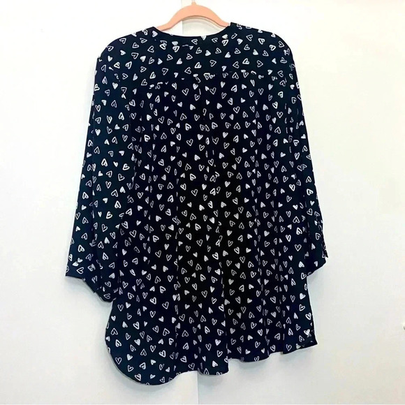 Mandee women black white heart print V neckline 1/2 cuffed  sleeves flowy top 2X - Picture 3 of 12